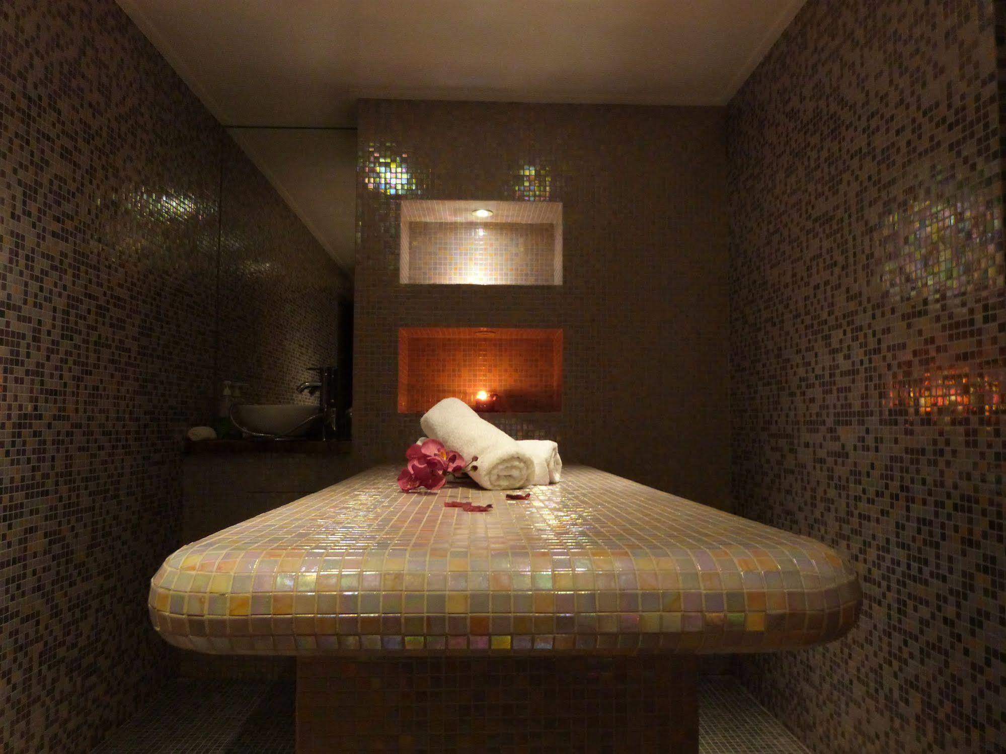 Ax Hotel Spa & Restaurant Chorges Bagian luar foto